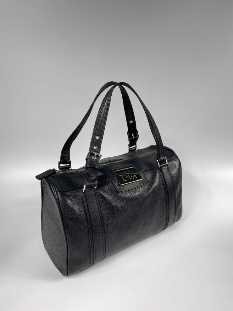 CHRISTIAN DIOR - Sac bowling en cuir grainé noir, double anse, plaque en métal…