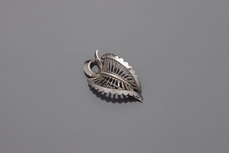 CLIP DE CORSAGE " feuille " en or gris (750) ajouré et festonné. - Travail fran…