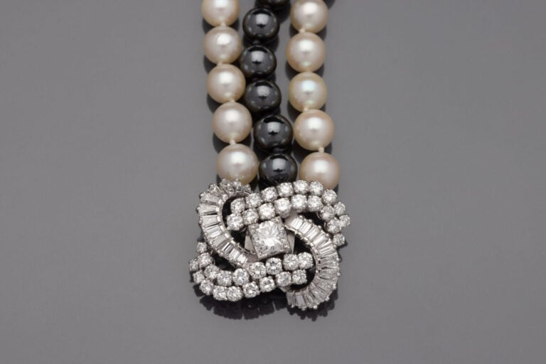 COLLIER composé de deux rangs de perles de culture blanches alternées d'un rang…