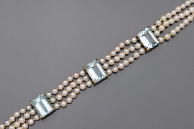 COLLIER de CHIEN composé de trois rangs de perles de culture blanches, retenant…