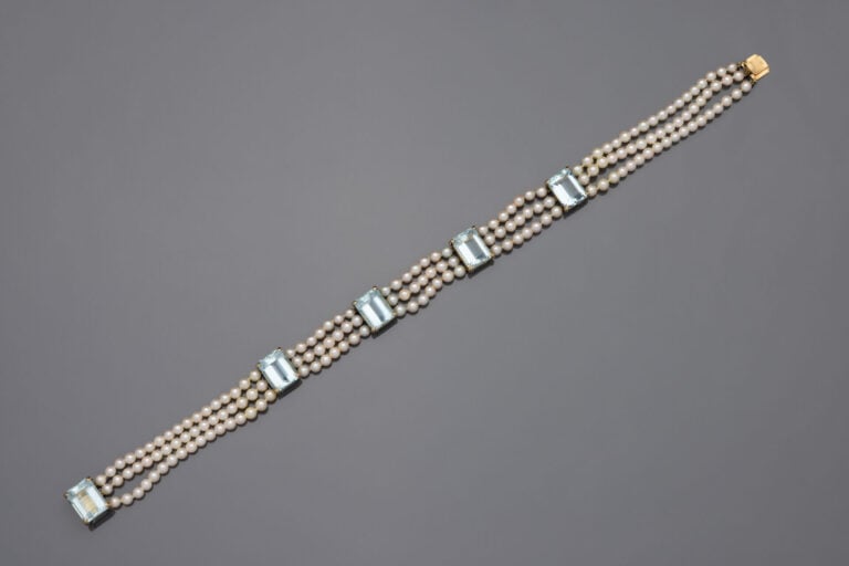 COLLIER de CHIEN composé de trois rangs de perles de culture blanches, retenant…