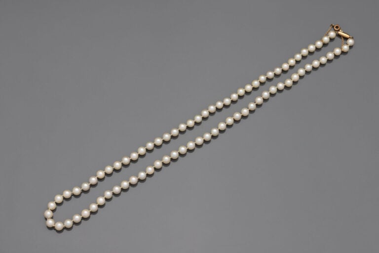 Collier de perles de culture, fermoir cliquet en or jaune (750) - Poids brut :…