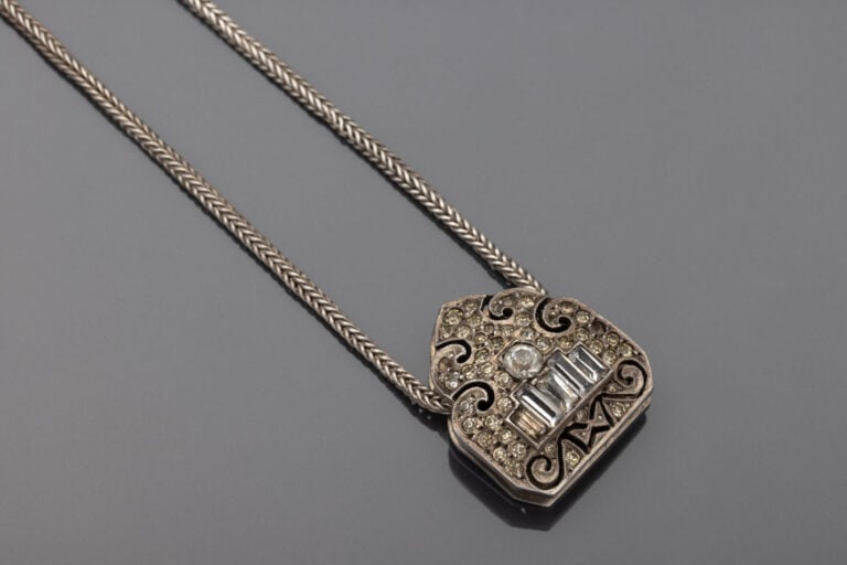Collier en argent (800) à maille serpentine retenant un pendentif agrafe à déco…