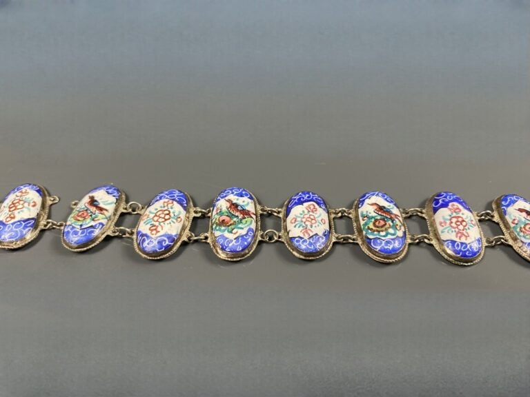 Collier en argent (800) orné d'une chute de médaillons ovales à décor émaillé p…