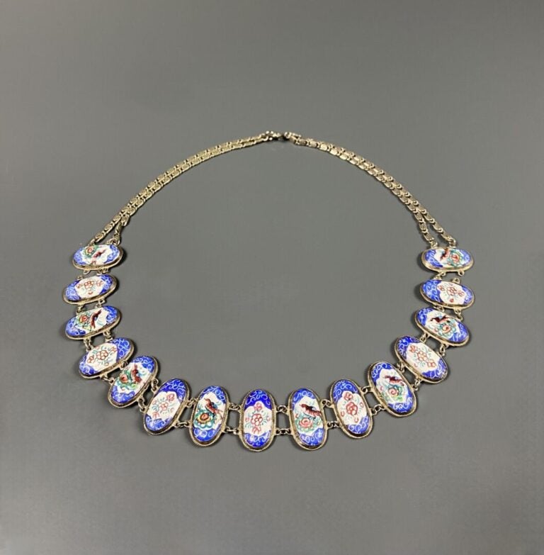 Collier en argent (800) orné d'une chute de médaillons ovales à décor émaillé p…