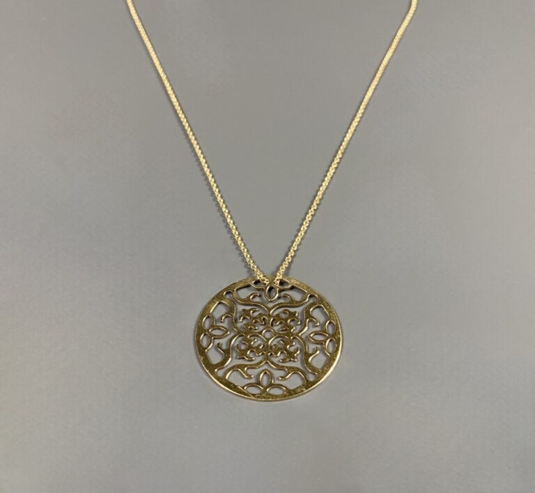 Collier en argent (925) doré formé d'une fine chaîne à maille forçat retenant u…