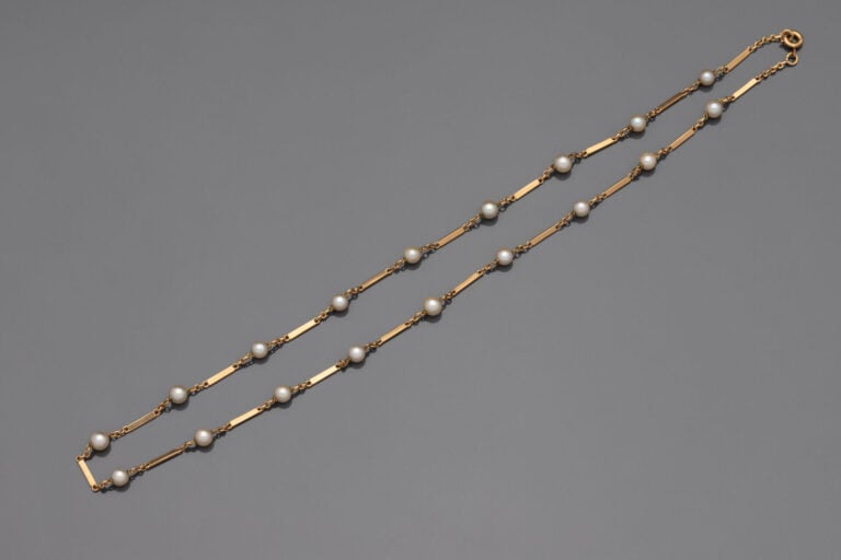 Collier en or jaune (750) alterné de perles de culture - Poids brut : 9.1 g - L…