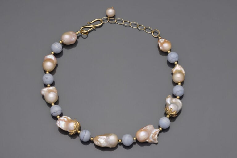 COLLIER en vermeil (925‰) ciselé, orné de perles d'agates bleues et de perles d…