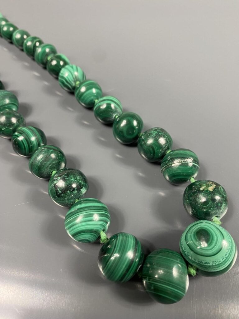 Collier formé de boules de malachite disposées en chute, fermoir en métal doré…