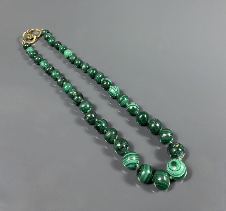 Collier formé de boules de malachite disposées en chute, fermoir en métal doré…