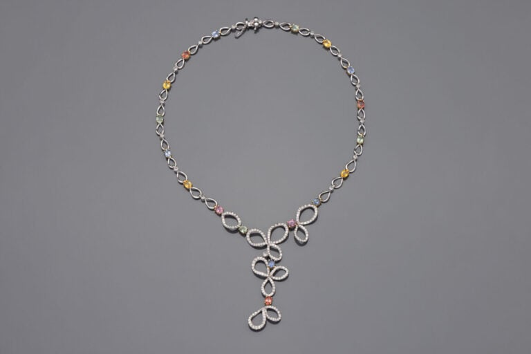 COLLIER "nœuds et gouttes" en or jaune et or gris (750) articulé et ajouré, par…