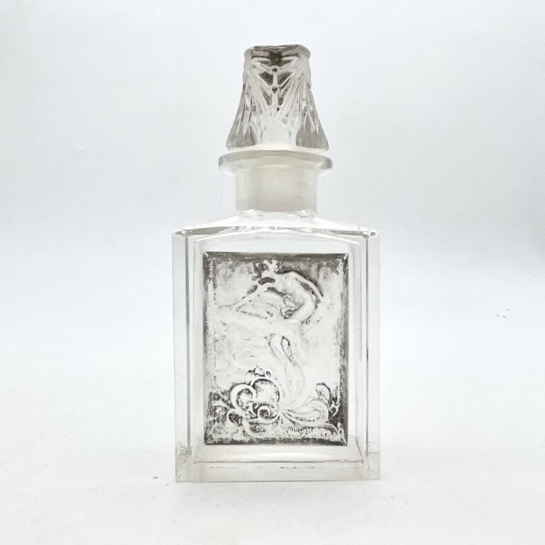 COTY, 3 flacons en verre Lalique dont : - - "Asuma", flacon boule fleurie avec…