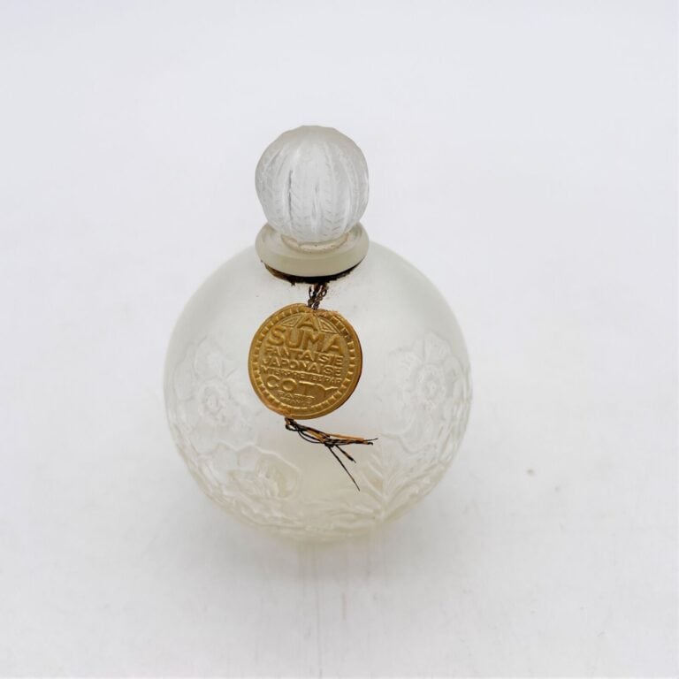 COTY, 3 flacons en verre Lalique dont : - - "Asuma", flacon boule fleurie avec…