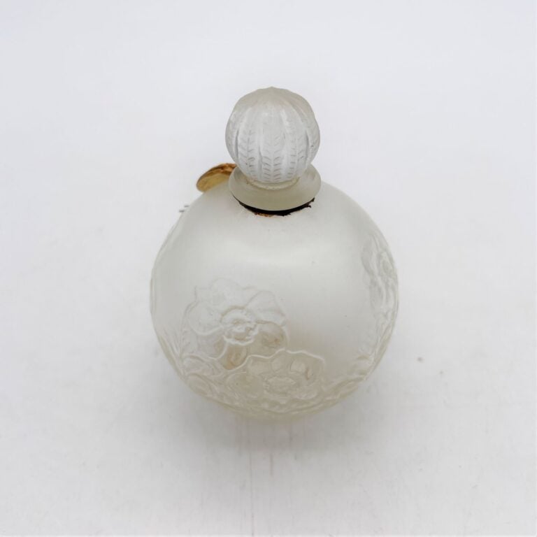 COTY, 3 flacons en verre Lalique dont : - - "Asuma", flacon boule fleurie avec…