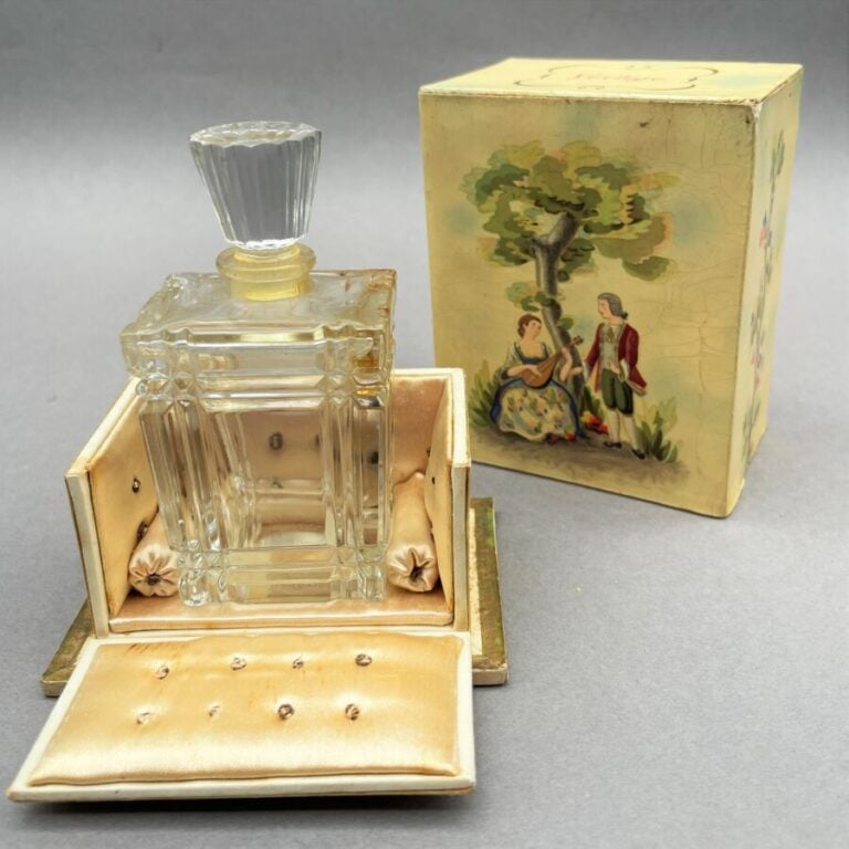 COTY, "Afuma", (1915), flacon en cristal de Lalique à bouchon émeri, présenté d…