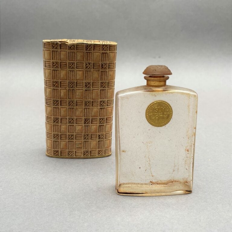 COTY, "Afuma", (1915), flacon en cristal de Lalique à bouchon émeri, présenté d…