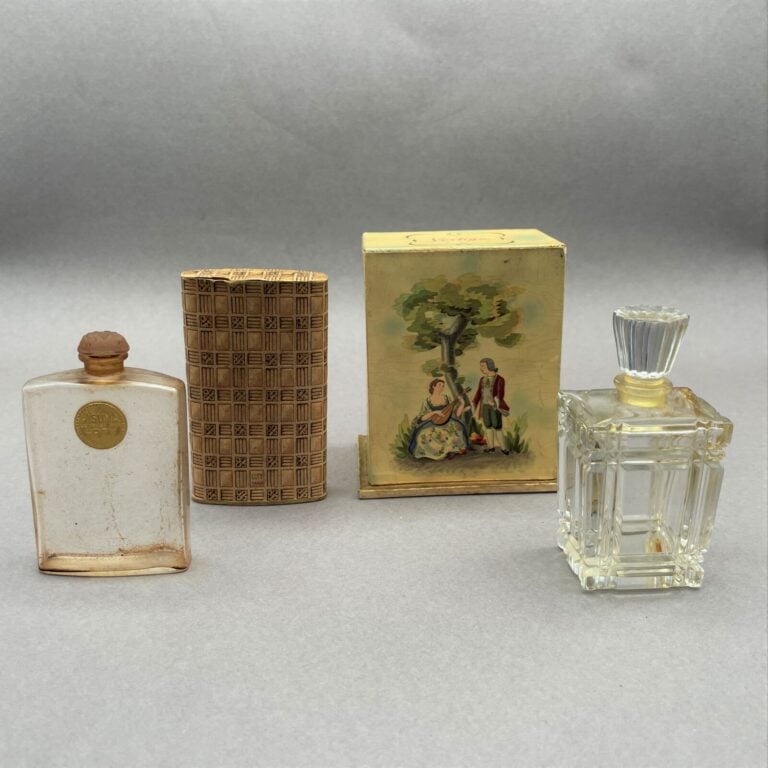 COTY, "Afuma", (1915), flacon en cristal de Lalique à bouchon émeri, présenté d…