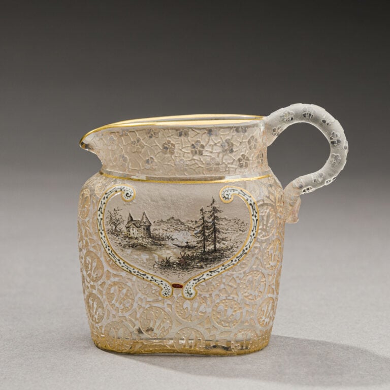 DAUM NANCY - Petite verseuse en verre à décor de motifs floraux rehaussés de do…