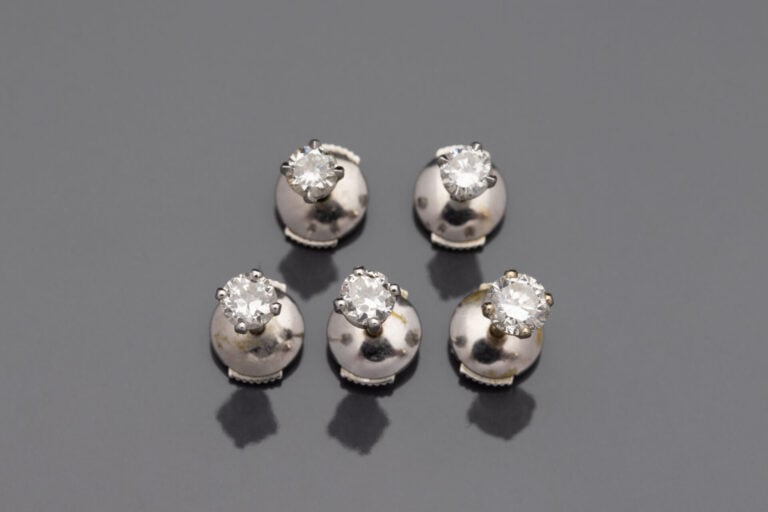 Deux paires de clous d'oreilles en or gris (750) ornés de diamants taille brill…