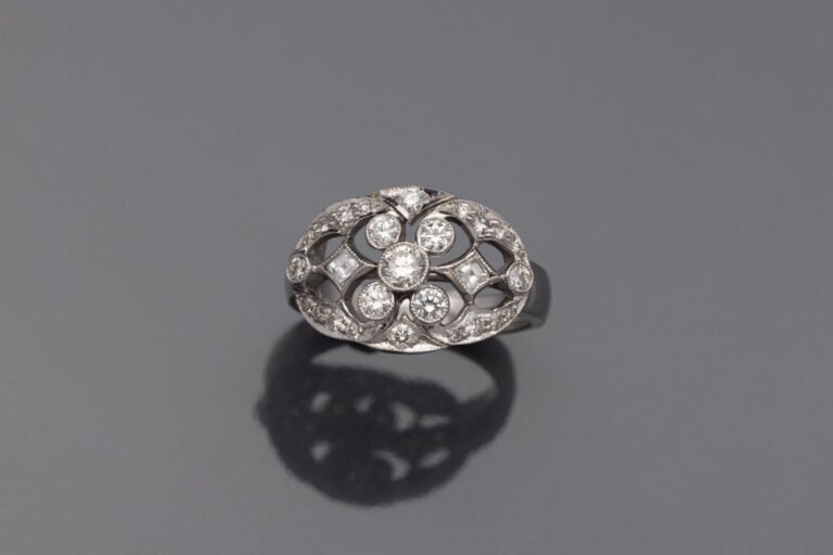 DIAFINI - BAGUE à motif ovale en or gris (750) ajouré, serti de diamants taille…