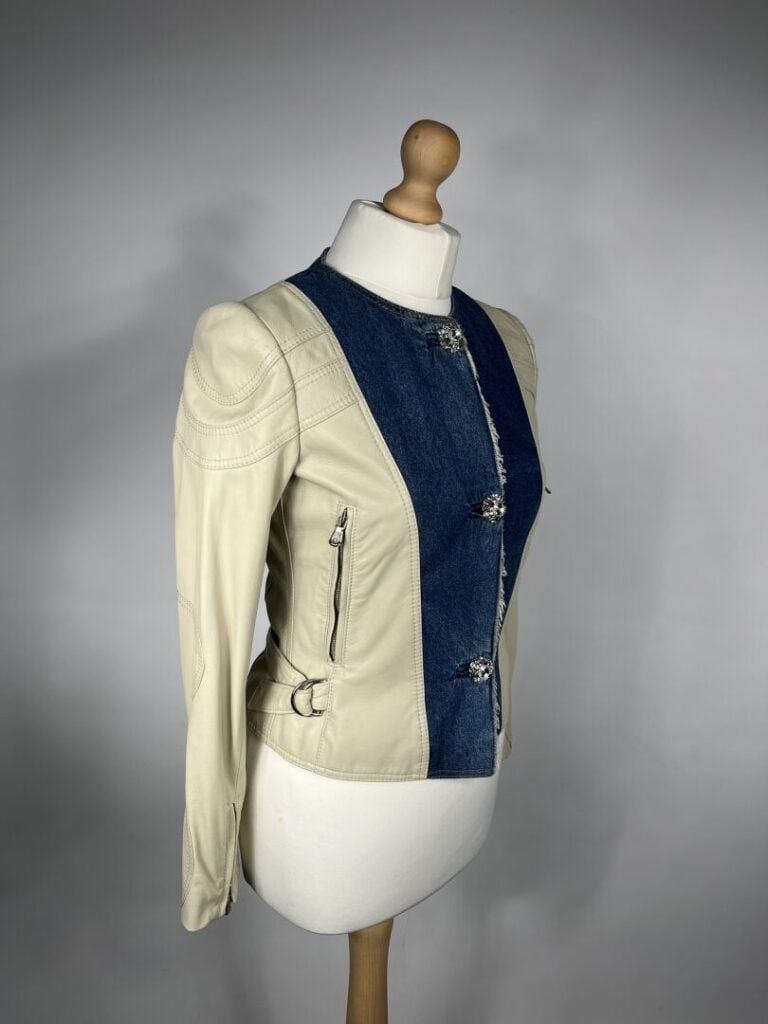 DOLCE & GABBANA - Veste en agneau beige et denim, trois boutons bijoux strass s…