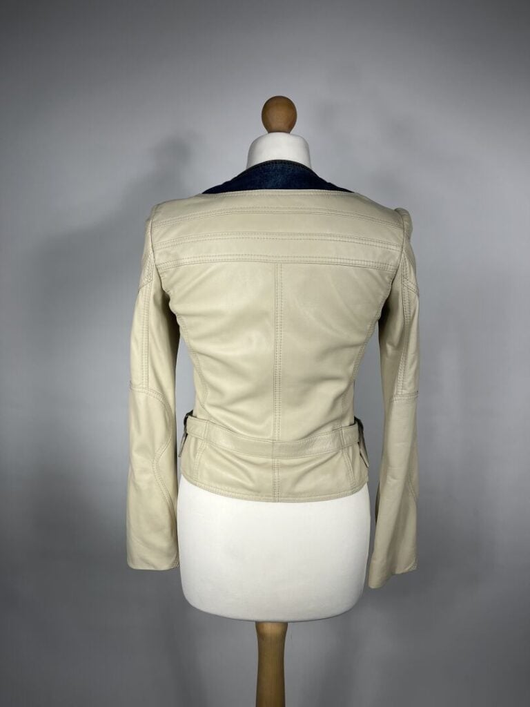 DOLCE & GABBANA - Veste en agneau beige et denim, trois boutons bijoux strass s…