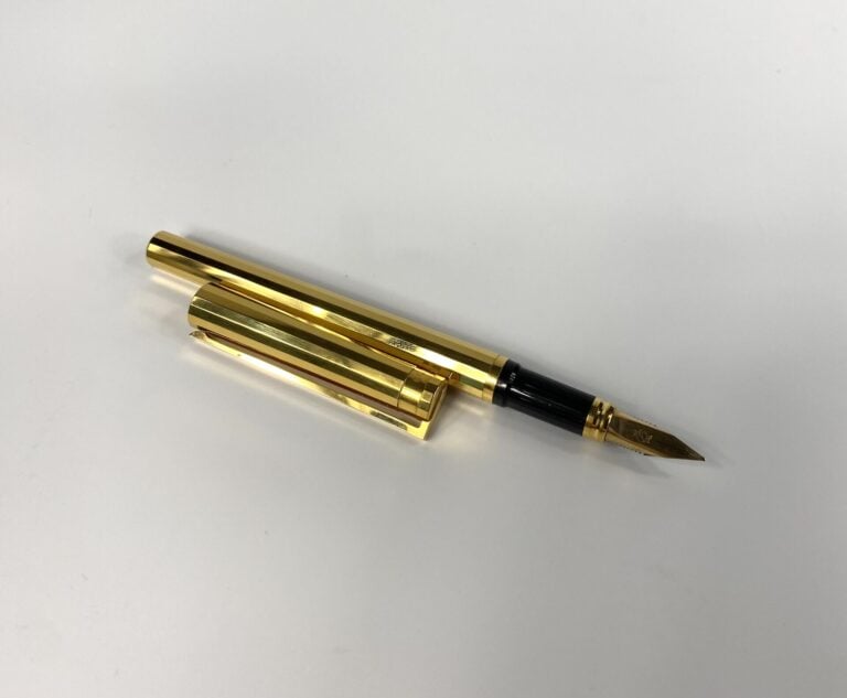 DUPONT - Stylo-plume en métal doré à pans, plume en or jaune (750) - Dans un éc…