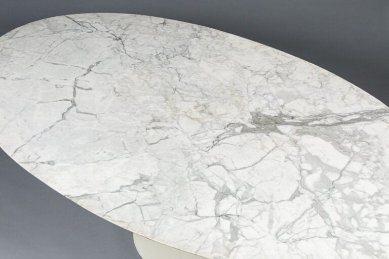 EERO SAARINEN (1910-1961) - Table de salle à manger à plateau ovale en marbre b…