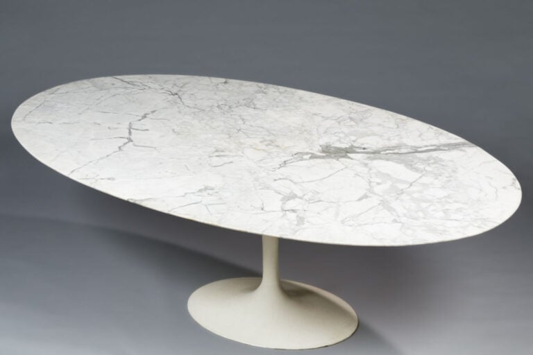 EERO SAARINEN (1910-1961) - Table de salle à manger à plateau ovale en marbre b…