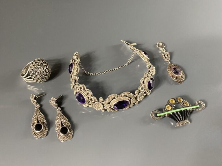 Ensemble de bijoux en argent (800 min.) comprenant un bague pavée de pierres, u…