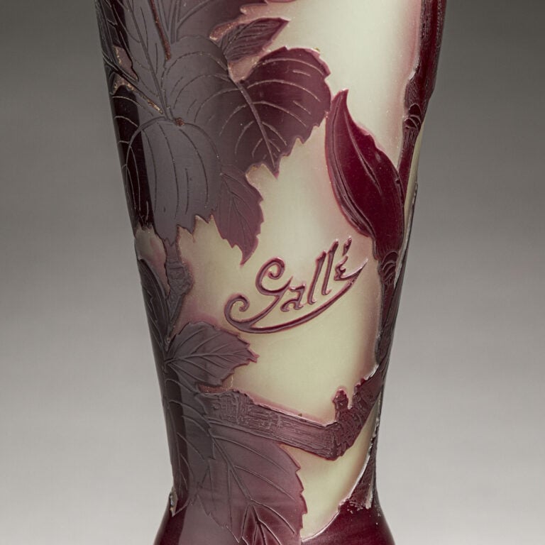 Etablissements GALLE - Pied de lampe en verre doublé à décor de feuillages et b…