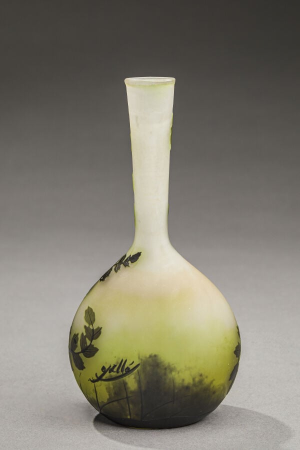 Établissements GALLE - Vase soliflore en verre doublé à décor dégagé à l'acide…