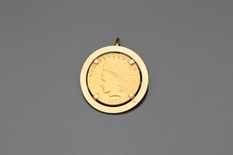 ETATS-UNIS - Pièce de 10 dollars montée en broche, 1926 - Poids total : 25.5 g…