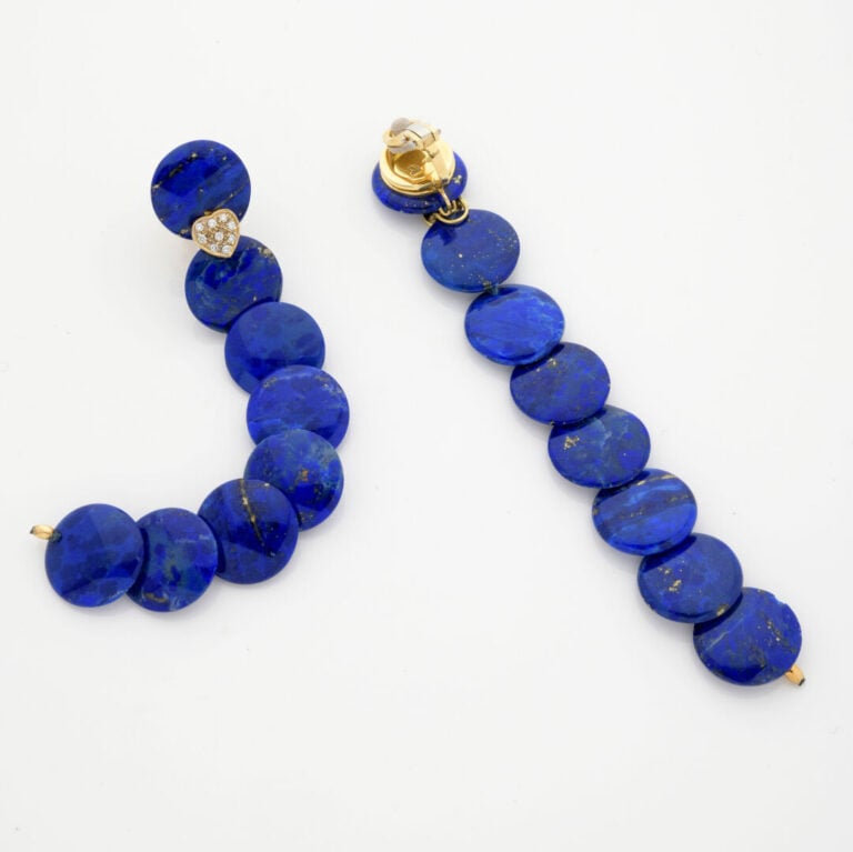 FARAH - Longue paire de PENDANTS d'OREILLES composés de huit perles plates de l…