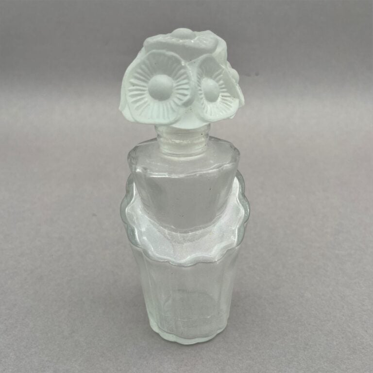 FIGENE, "Plus tard", flacon vase en verre blanc surmonté d'un bouchon bouquet d…