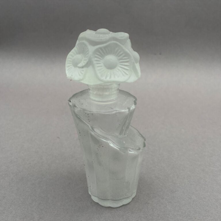 FIGENE, "Plus tard", flacon vase en verre blanc surmonté d'un bouchon bouquet d…
