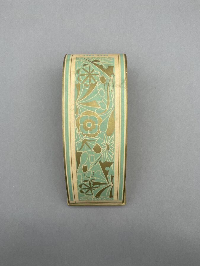 FIGENE, "Plus tard", flacon vase en verre blanc surmonté d'un bouchon bouquet d…