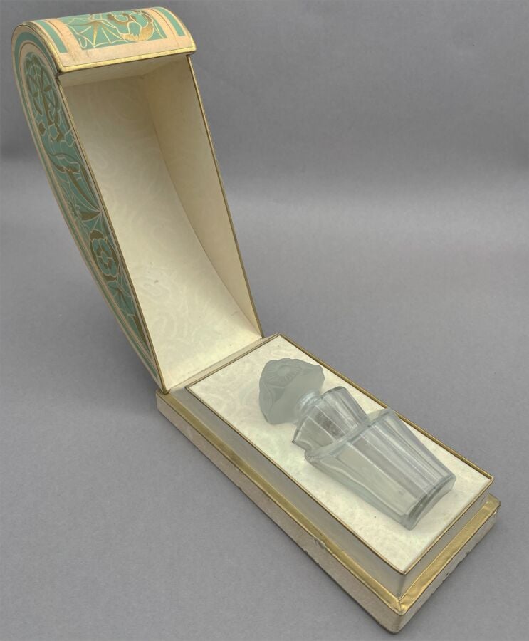 FIGENE, "Plus tard", flacon vase en verre blanc surmonté d'un bouchon bouquet d…