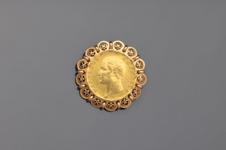 FRANCE - Pièce de 40 francs or 1806 montée en broche, entourage ajouré - Poids…
