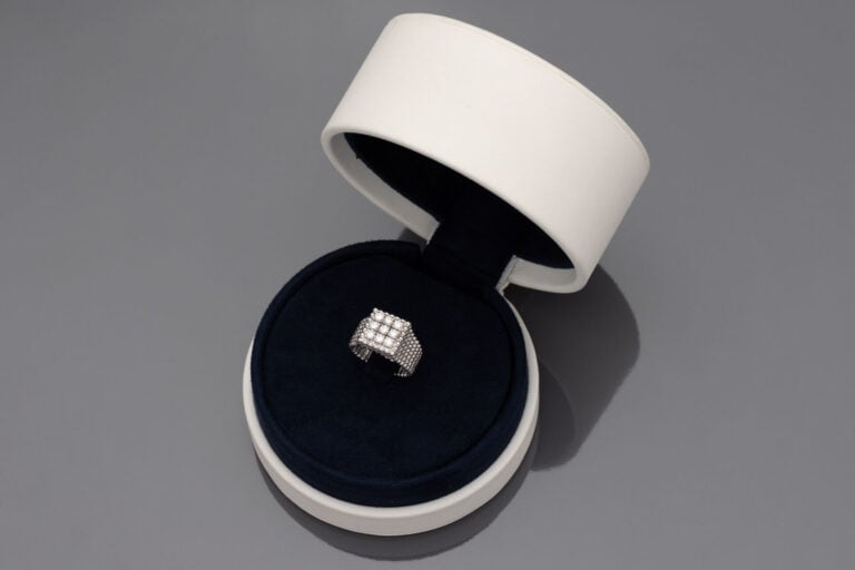 FRED - BAGUE chevalière en or gris (750) perlé surmontée de neuf diamants taill…