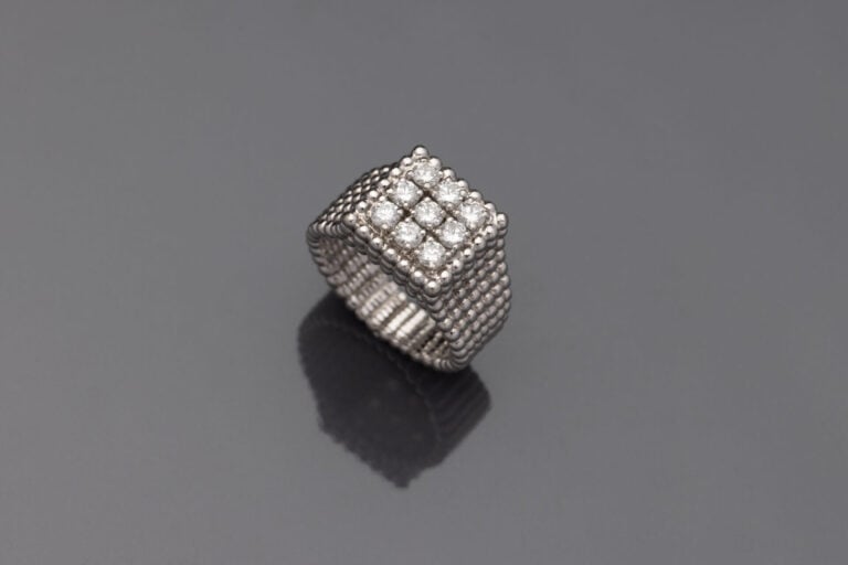 FRED - BAGUE chevalière en or gris (750) perlé surmontée de neuf diamants taill…
