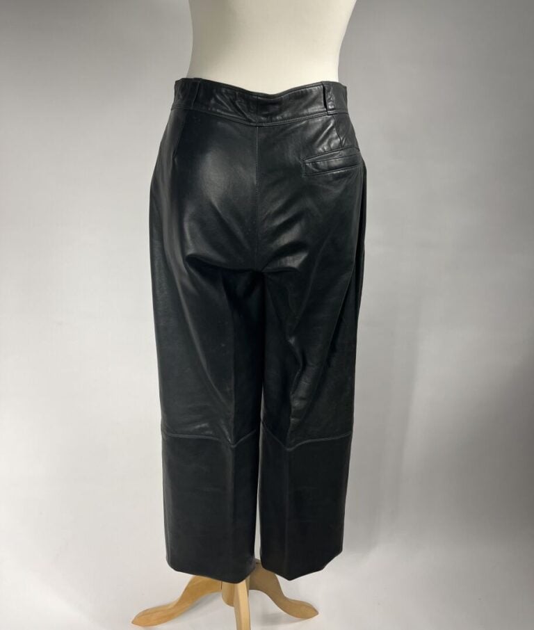 GIANNI VERSACE - Deux pantalons : l'un en agneau plongé anthracite, l'autre en…