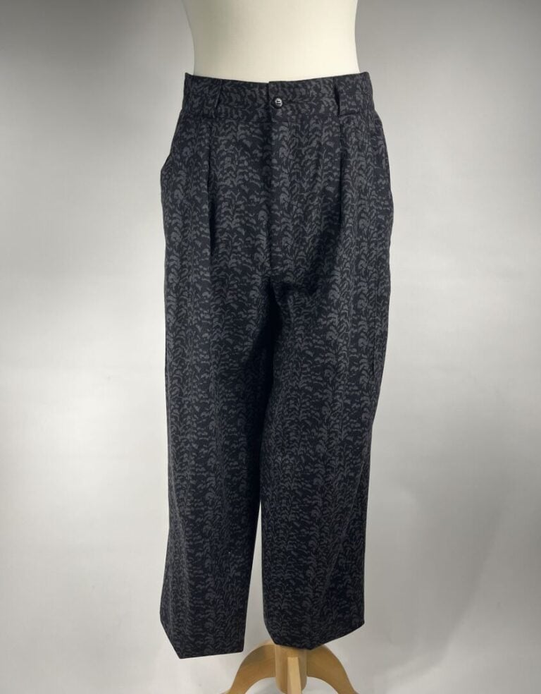 GIANNI VERSACE - Deux pantalons : l'un en agneau plongé anthracite, l'autre en…
