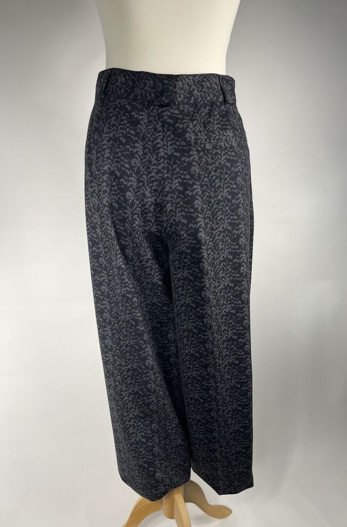 GIANNI VERSACE - Deux pantalons : l'un en agneau plongé anthracite, l'autre en…