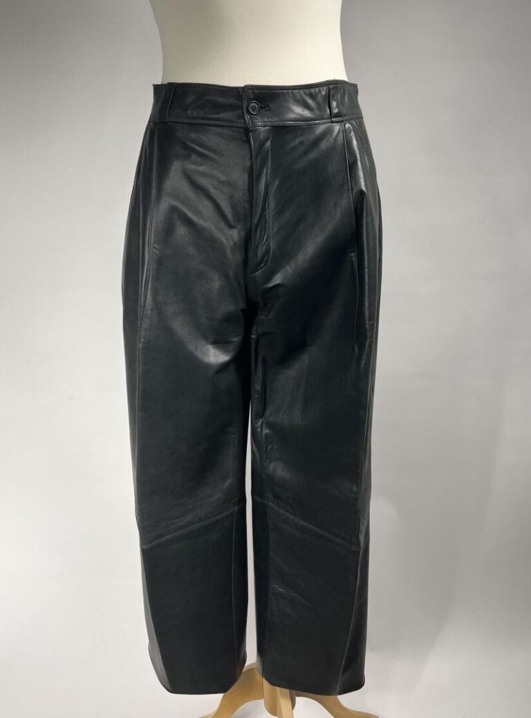 GIANNI VERSACE - Deux pantalons : l'un en agneau plongé anthracite, l'autre en…