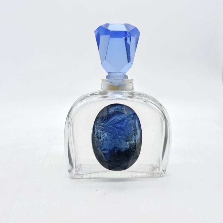 GIRAUD, parfumeur à Grasse,(1915), flacon en cristal à décor de camé bleu, bouc…