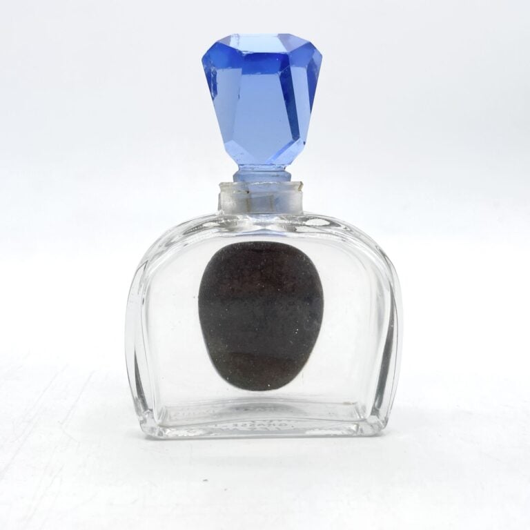 GIRAUD, parfumeur à Grasse,(1915), flacon en cristal à décor de camé bleu, bouc…