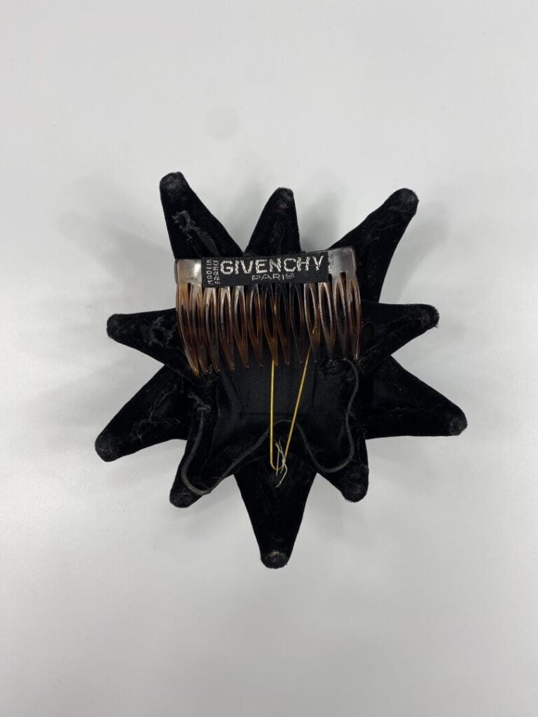 GIVENCHY - Peigne étoiles en velours noir rehaussé de strass (signé). - Modèle…