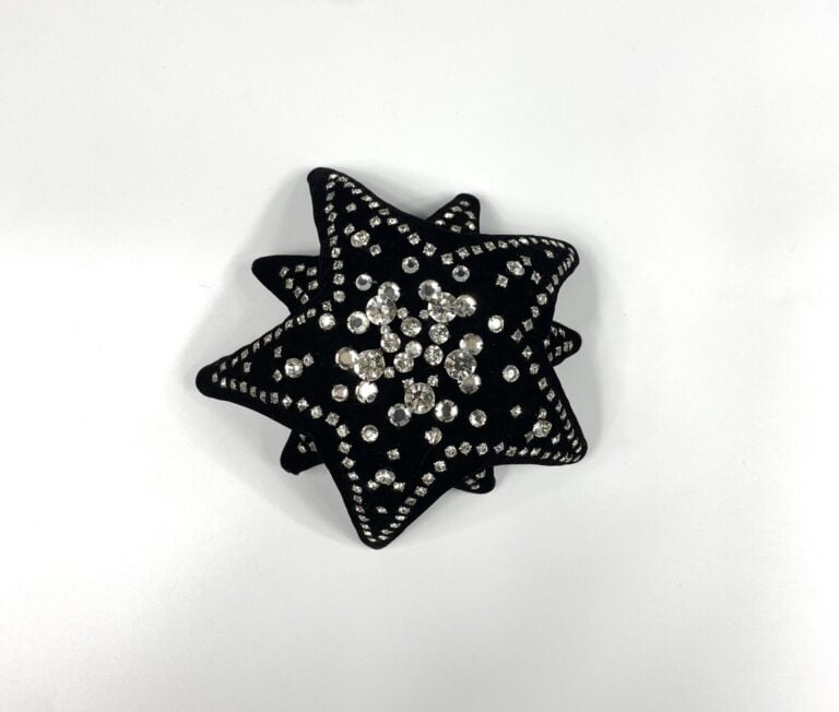 GIVENCHY - Peigne étoiles en velours noir rehaussé de strass (signé). - Modèle…