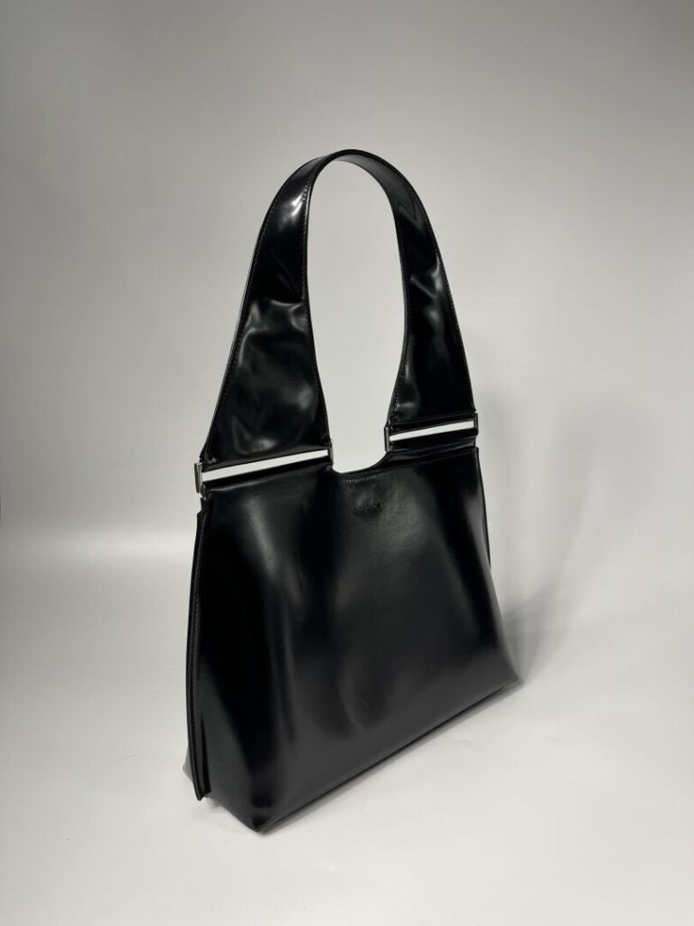 GUCCI - Sac en cuir glaçé noir, anse croisée, garniture en métal argenté. - 22…
